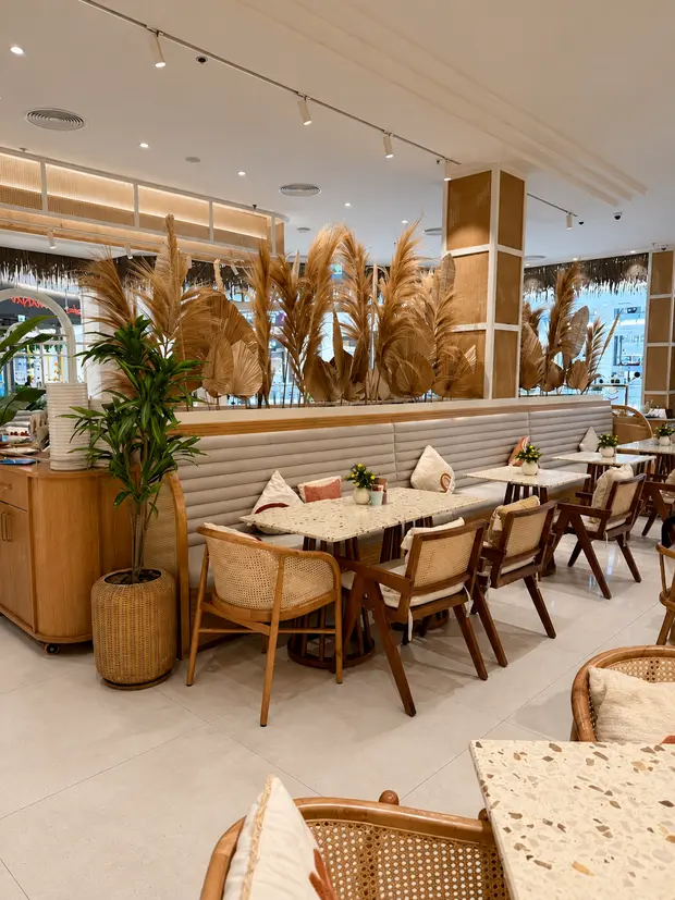 巴林 City Centre 店内,干草装饰间的藤椅和石面桌